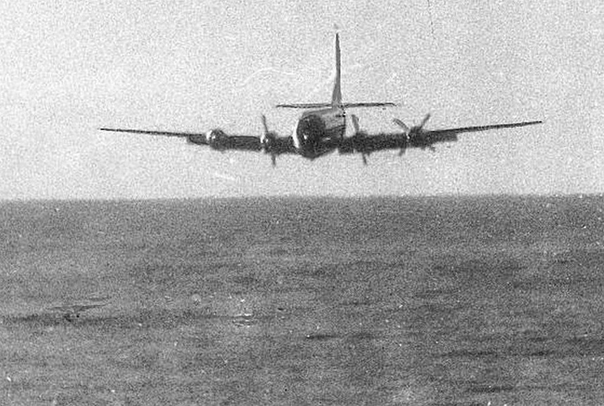 1956. A PanAm Flight 6 járata Hawaiitól mintegy 500 kilométerre, két motor leállása miatti magasságvesztés miatt kísérelt meg kényszerleszállást.