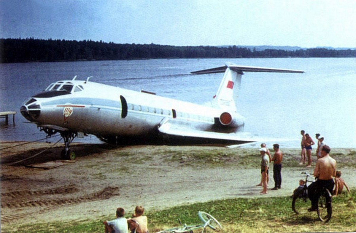 1972. Még egy szovjet eset. A cikkünkben szereplő Tu-124-es utódját tesztelték épp Seremetyevo közelében, ahol arra voltak kíváncsiak, hogy képes-e a vészhelyzeti elektromos rendszer harminchét percen át működni azután, hogy leállnak a generátorok. A gép már visszatérőben volt, amikor motorjai leálltak, mert a pilóták elfelejtették visszakapcsolni az üzemanyag-ellátást a teszt után.