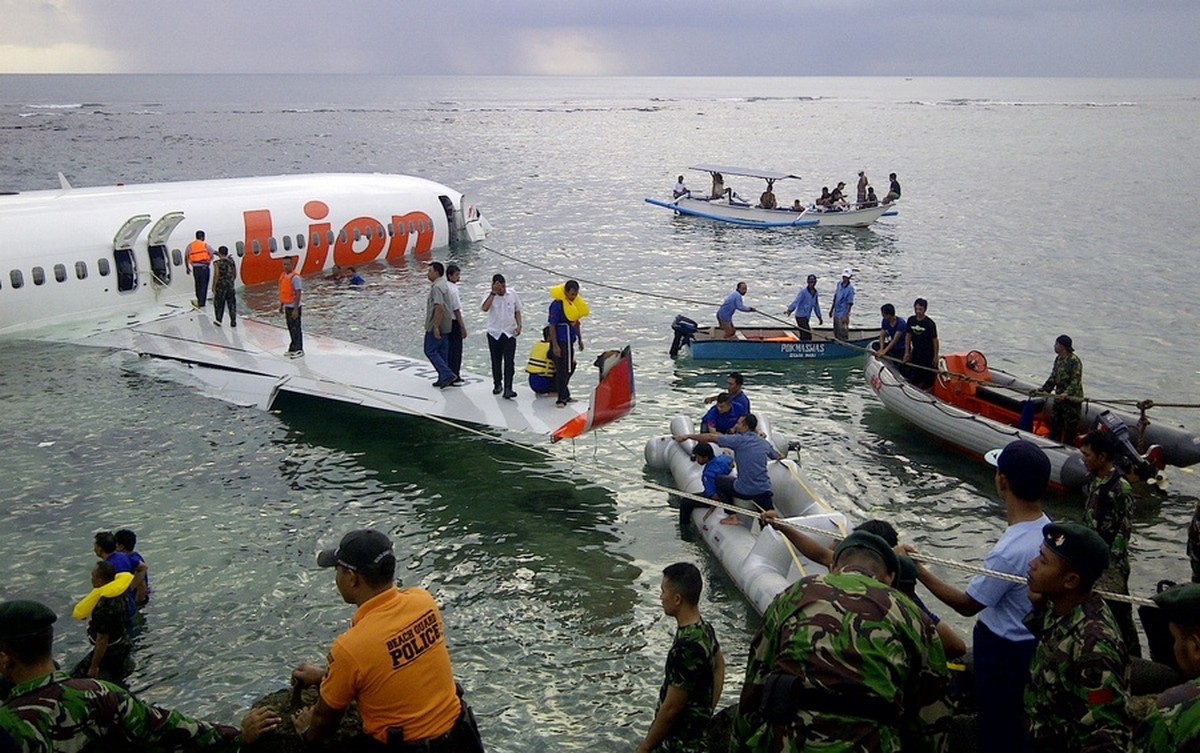 Még egy szerencsés eset a végére: 2013-ban Indonéziában a Lion Air Flight 904-es járata egy Boeing 737-800-as gép leszállás közben a pályán túlfutva a tengerben landolt. 