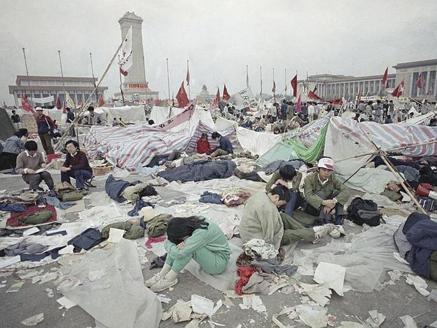 Students_in_Tiananmen[1].jpg