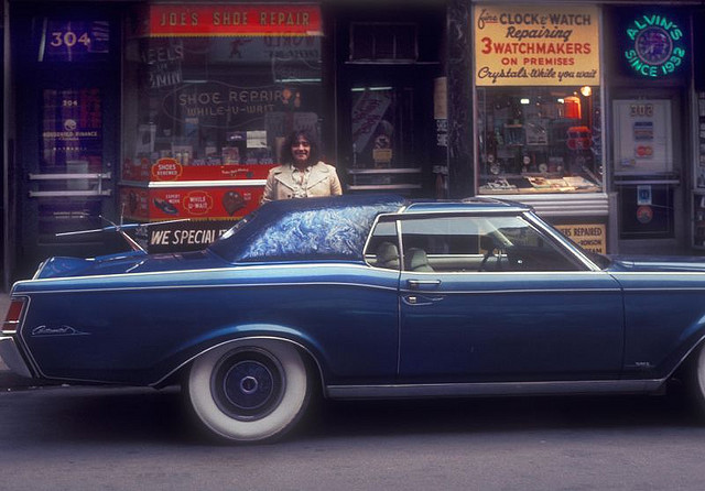 Street Life of Americans in The 1970s (14).jpg