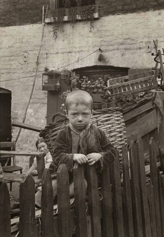 london_street_children_1900s_18.jpg