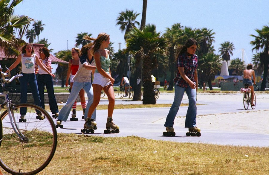 Rollerskaters at Venice Beach, California, 1979 (30).jpg