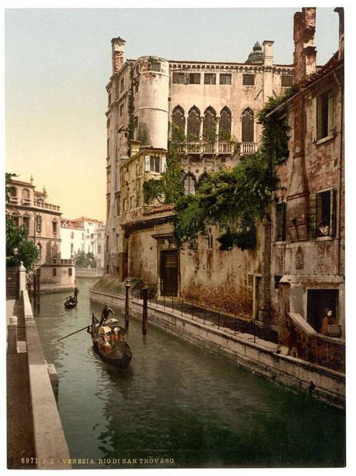 Rio San Trovaso and palace.jpg