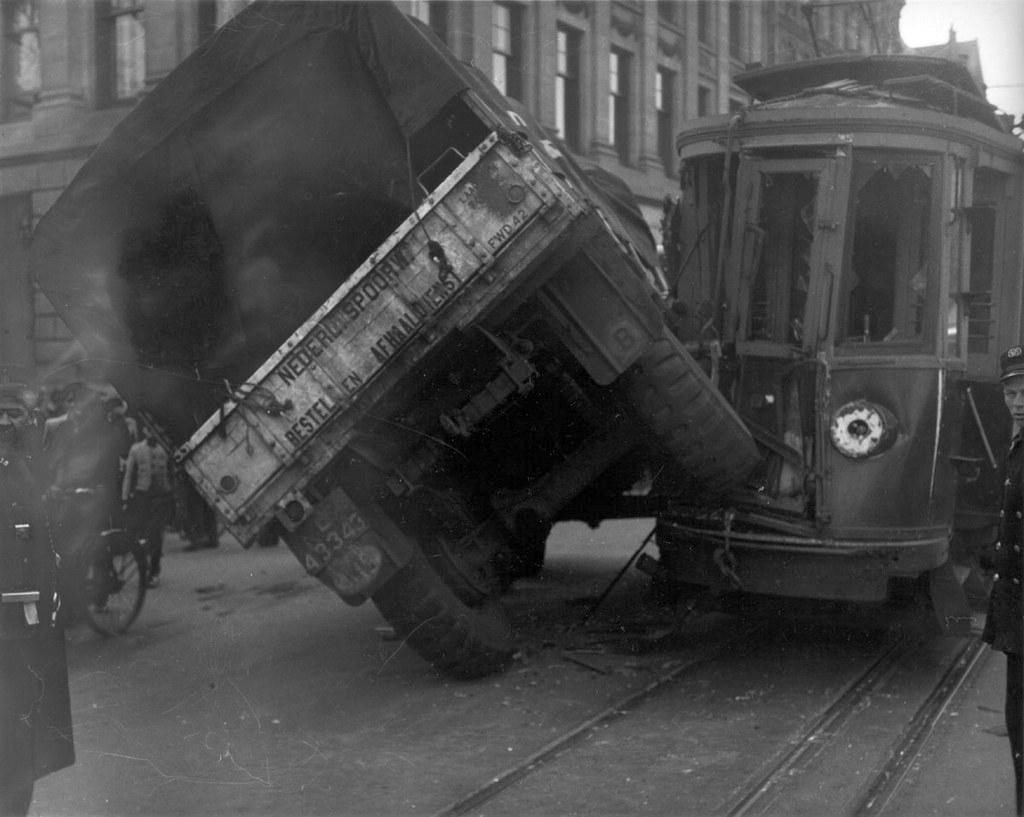 1947_aprilis_a_holland_vasut_egyik_teherautojanak_balesete_egy_villamossal.jpg