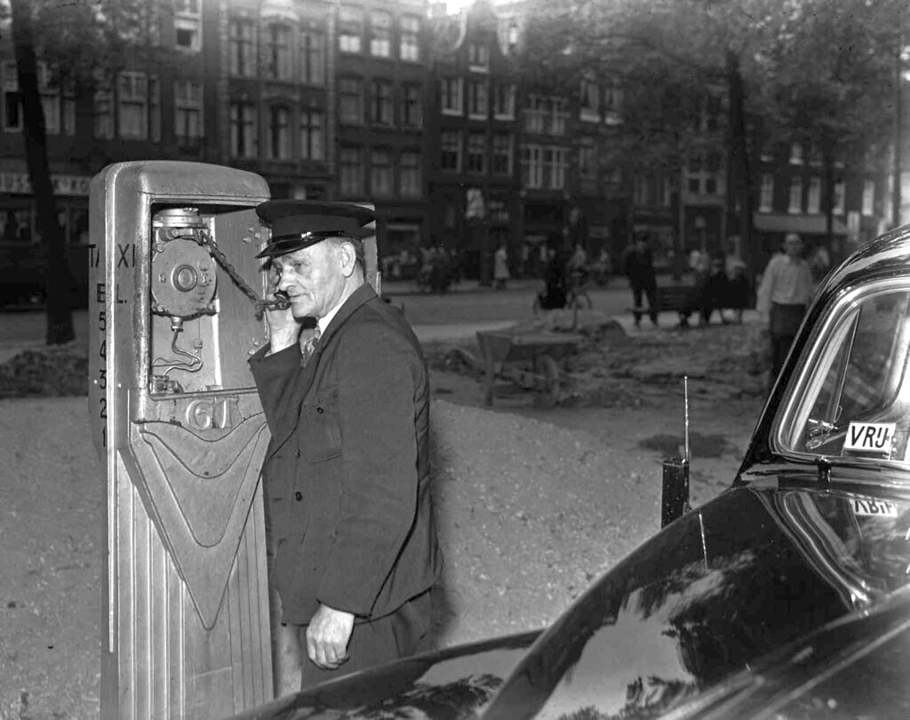 1949_oktober_taxisofor_a_droszton_telepitett_vonalon_kapja_meg_a_kovetkezo_cimet_a_diszpecsertol.jpg