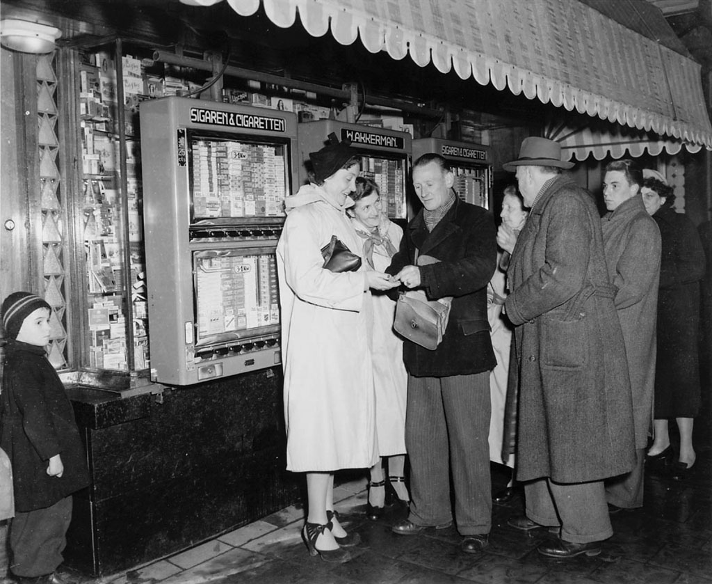 1951_februar_apropenzvalto_a_cigarettaautomataknal.jpg