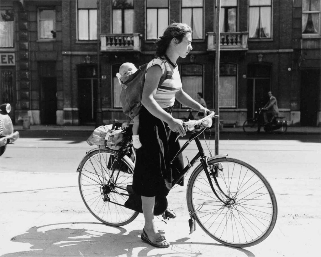 1953_biciklis_no_gyermekevel_a_hatizsakban.jpg