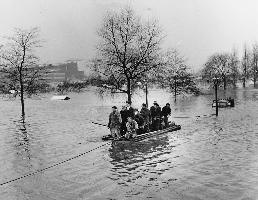 1960_januar_14_arviz_oostzaan_kertvarosban_az_elarasztott_kornyek_lakoinak_evakualasa_foto_ben_van_meerendonk.jpg