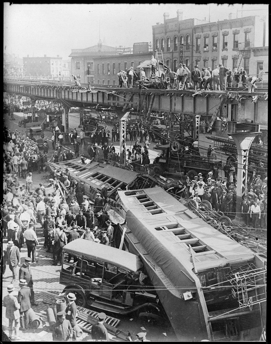 1920 körül. Magasvasúti szerelvény zuhant az úttestre..jpg