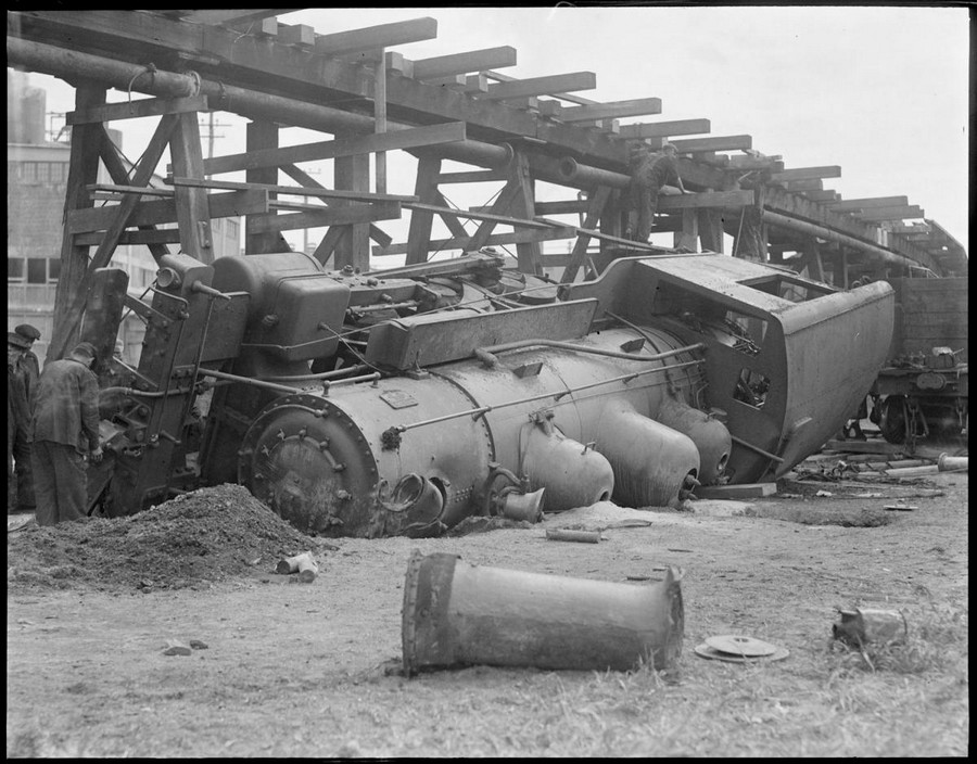 1926. Emelt pályáról lezuhant mozdony..jpg