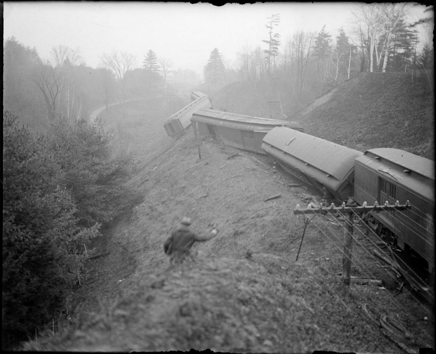 1929. Kisiklott gyorsvonat North Charlestown mellett, New Hampshire. A 45 utasból senki sem sérült meg..jpg