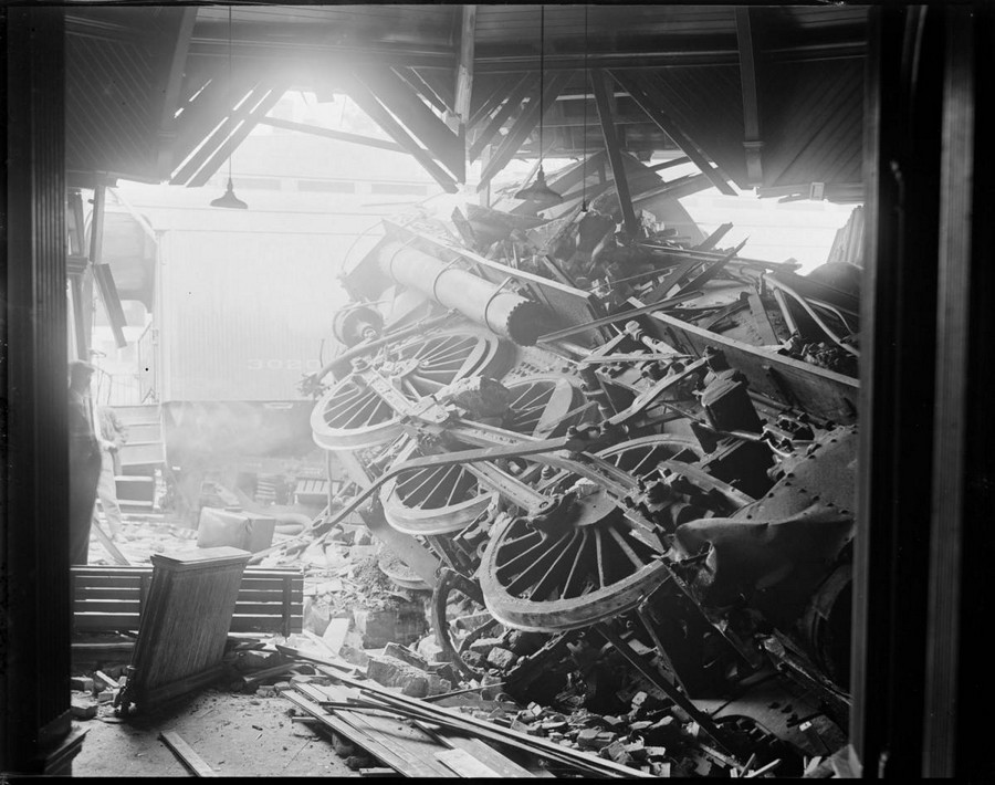 1930. Stoughton, Massachusetts. A szerelvény az állomás épületébe fúródott. 1.jpg