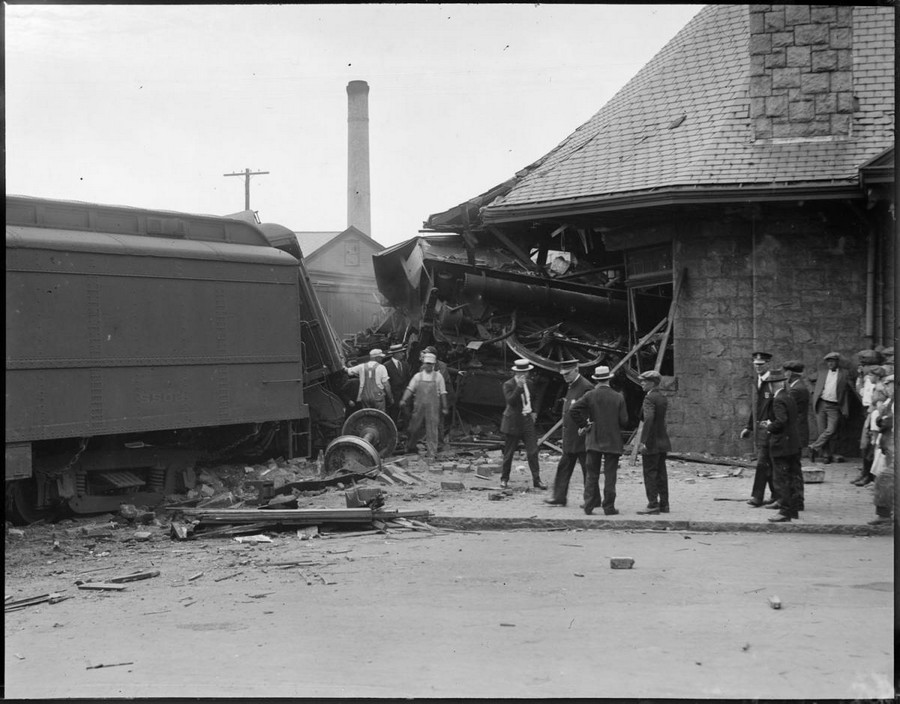 1930. Stoughton, Massachusetts. A szerelvény az állomás épületébe fúródott. 2.jpg