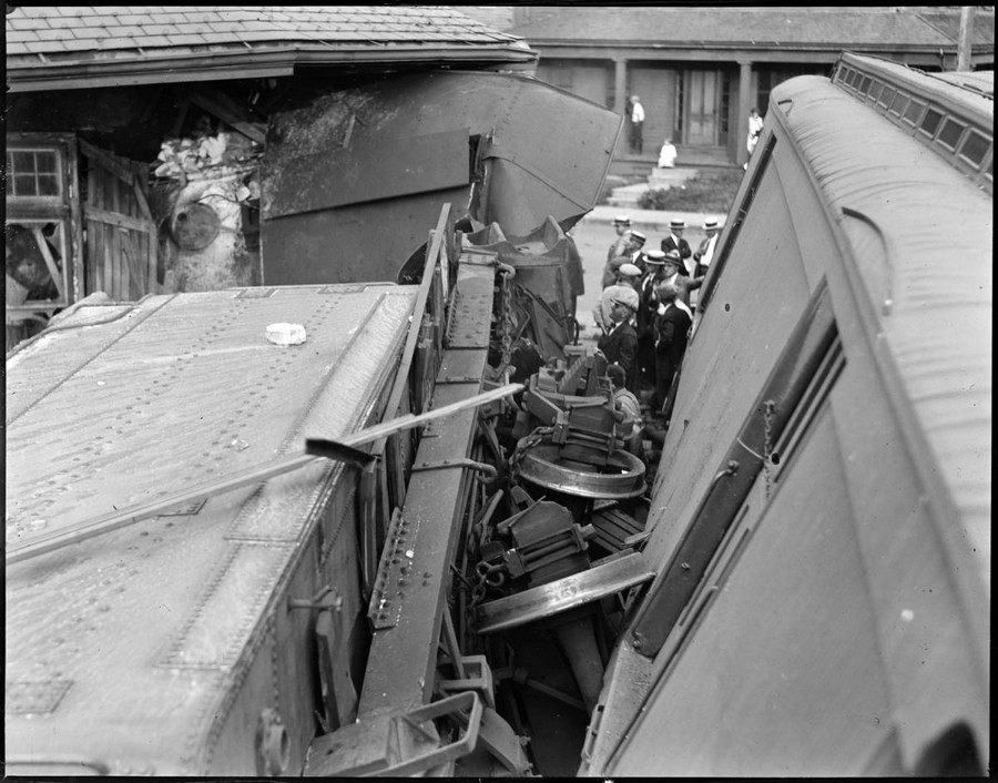 1930. Stoughton, Massachusetts. A szerelvény az állomás épületébe fúródott. 3.jpg