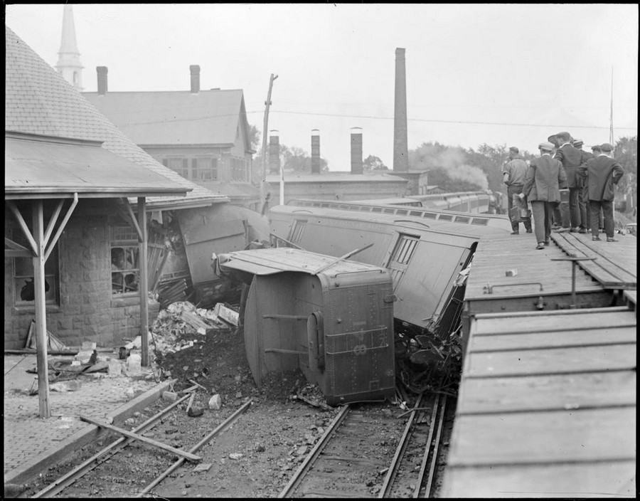 1930. Stoughton, Massachusetts. A szerelvény az állomás épületébe fúródott..jpg