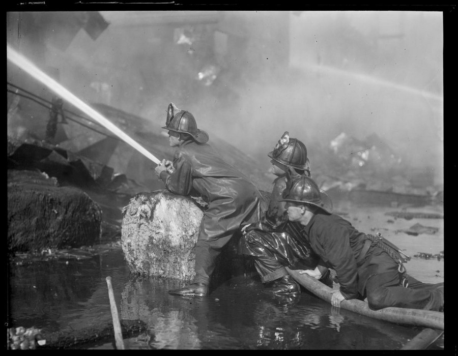 1930. Tűzoltók oltják a bostoni indóháztüzet..jpg