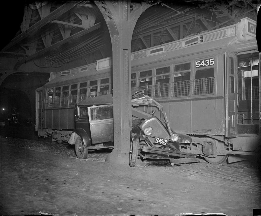 1932. Villamos és autó balesete a North Hampton és a Washington utcák kereszteződésében..jpg