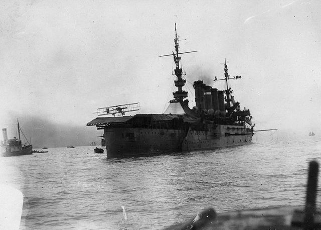 1910. USS Pennsylvania az első hivatalosan erre a célra átépített repülőgép anyahajó. Fel- és leszállást egyaránt végrehajtottak rajta..jpg