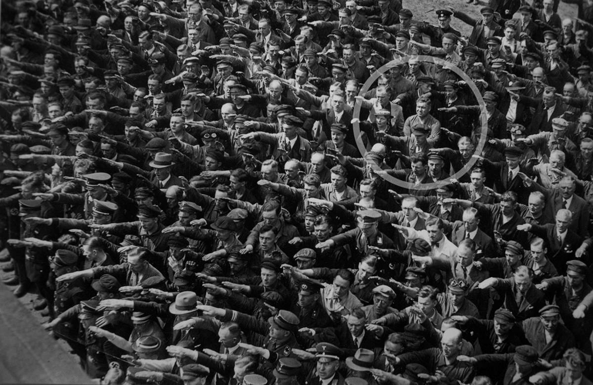 1936. Az ember, aki nem mondta HEIL. August Landmesser is a náci párt tagja volt 1935-ig, amikor zsidő nőt vett feleségül. Nem értett egyet a náci zsidóellenességgel..jpg
