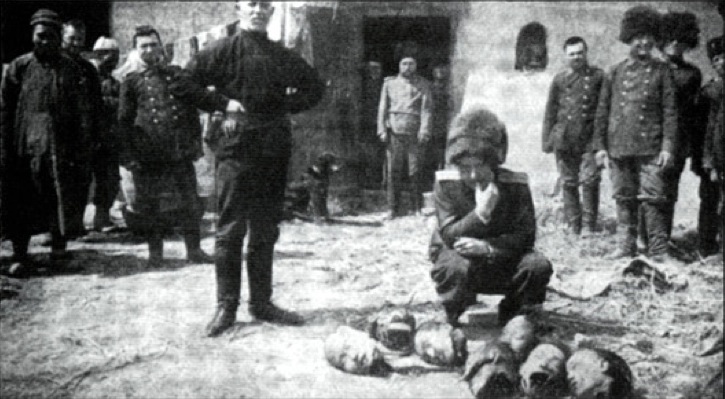 1912. Mandzsúria. Orosz tisztek állnak a frissen lefejezett kínai bűnözők fejei fölött..jpg
