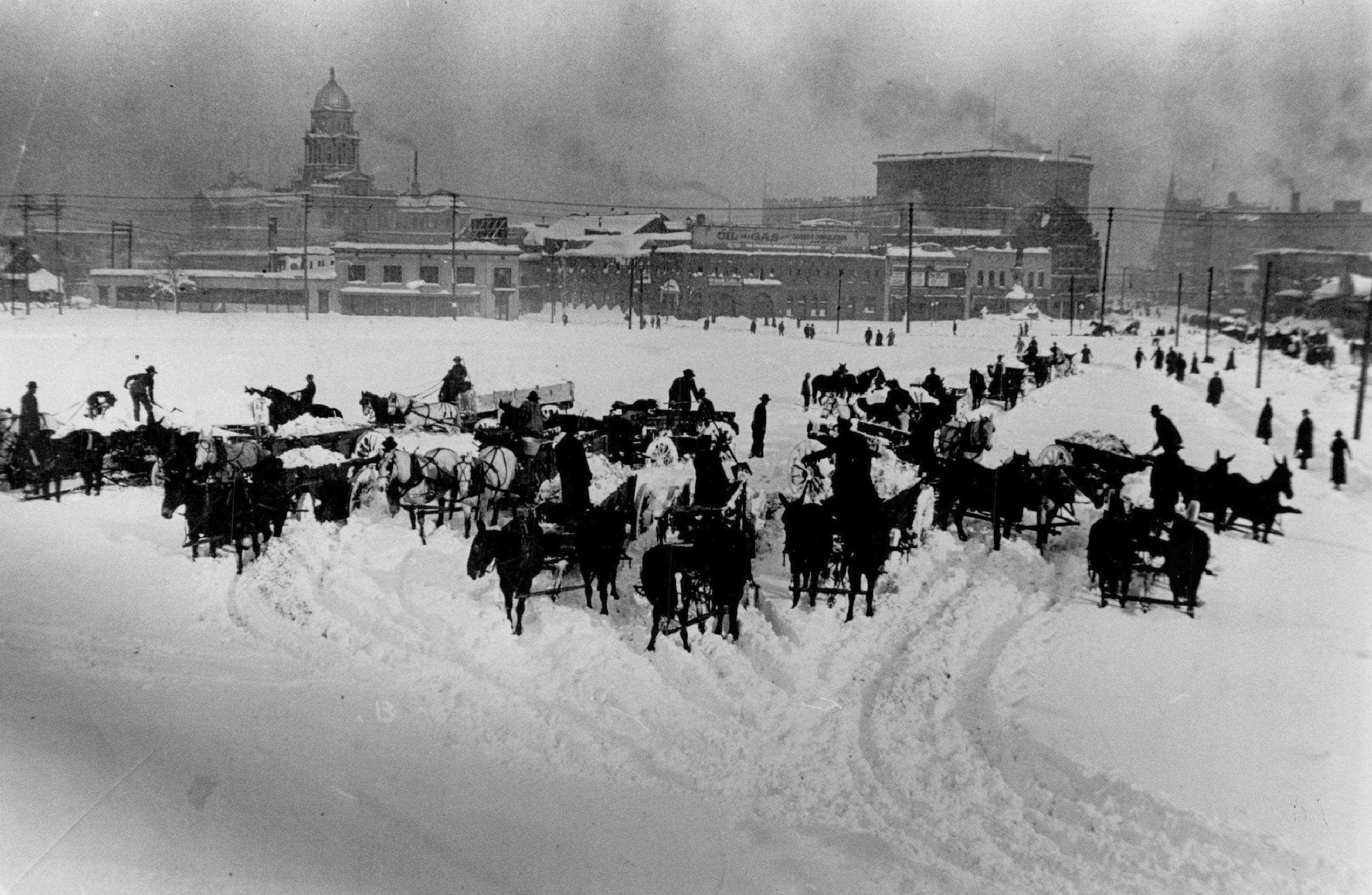 1913. Hóvihar után a Denver belvárosi utcáit elborító havat lovasszekerekkel hordták ki a város külső területeire..jpg