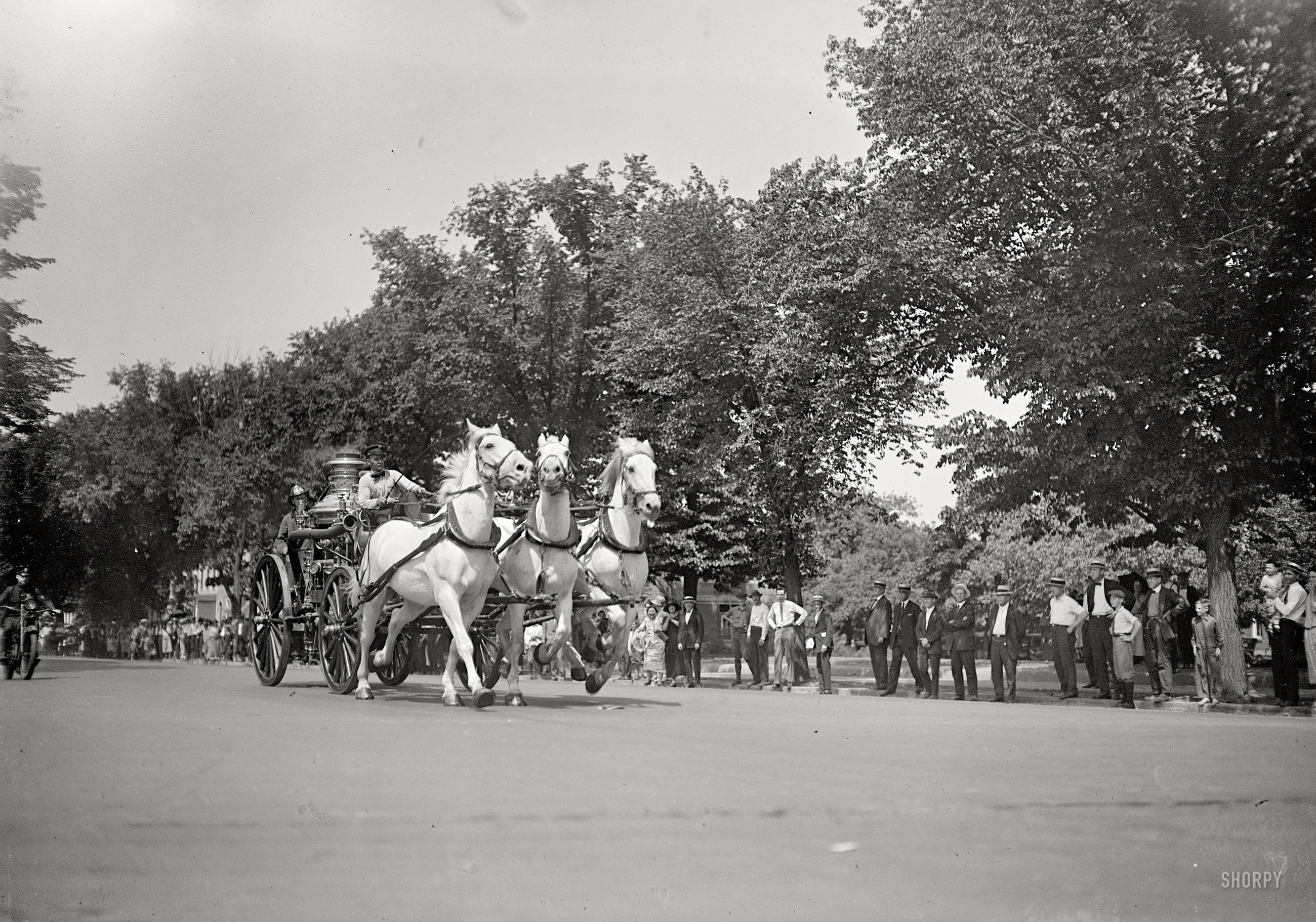 1925. Washington. Utoljára fut Barney, Gene és Tom, tűzoltófogattal. Helyüket gépkocsik veszik át..jpg