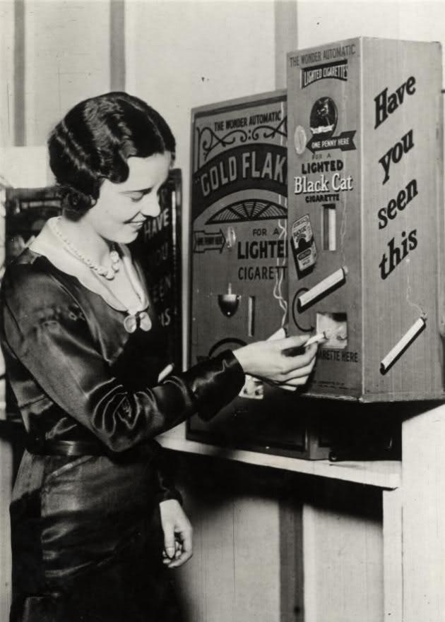 1930. Cigaretta-automata. A cigarettát egyesével adagolta és meggyújtva lehetett kivenni belőle..jpg