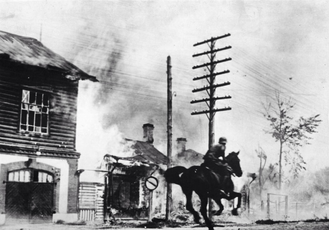 1941. Német futár vágtat át egy tüzérségi tűz alatt lévő szovjet városon._cr.jpg