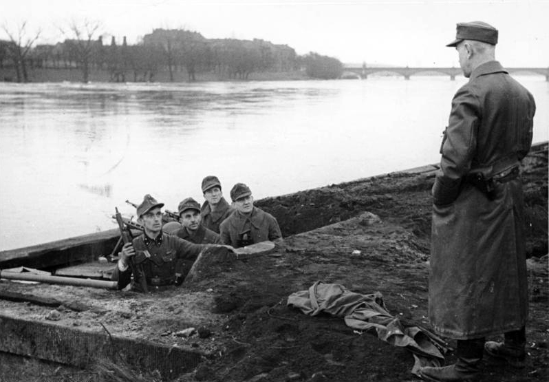 1945. Február. Volkssturm (civil ellenállás) katonák az Odera vonalát készülnek megvédeni a Vörös Hadseregtől..jpg