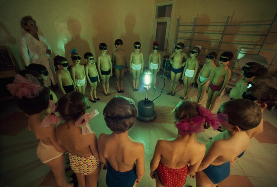 1977. Szovjetunió. Gyerekek az UV-lámpa körül, a D vitaminhiányt pótlandó..jpg