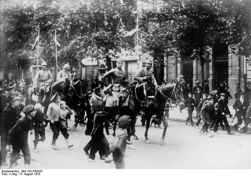 1915. Német lovasság Varsóban..jpg