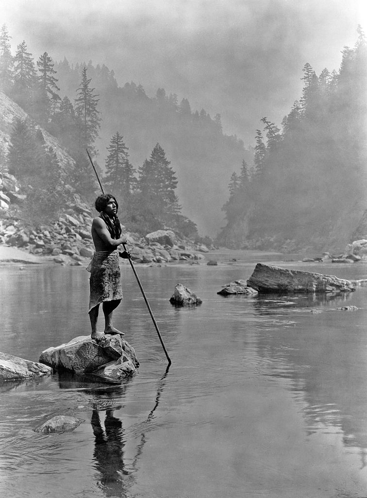 1923. Halász a Hupa törzsből a tónál. Kalifornia..jpg