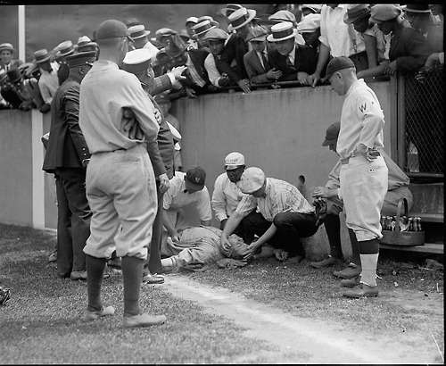 1924. Az eszméletlen Babe ruth fekszik a Griffin stadionban, miután a falnak rohant..jpg