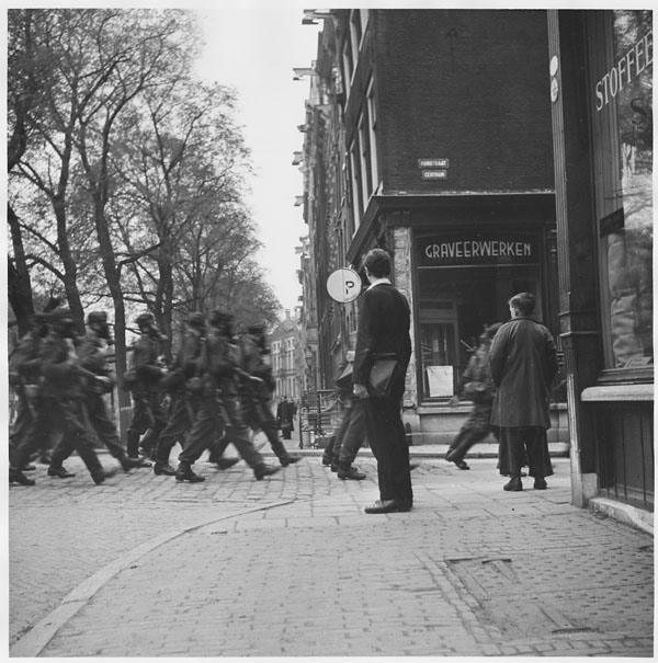 1944. Október. Amszterdam. Német katonák gázálarcban a belvárosi utcán..jpg