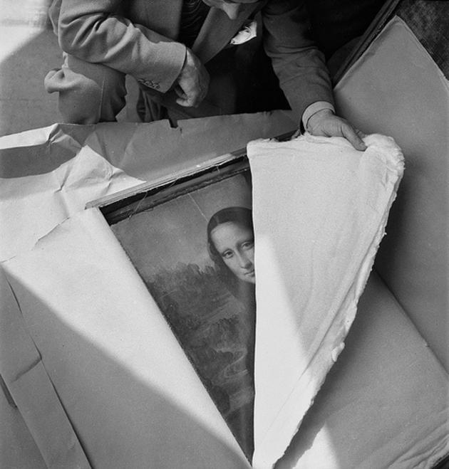 1945. Mona Lisa visszatér a Louvre-ba a háború befejeztével..jpg