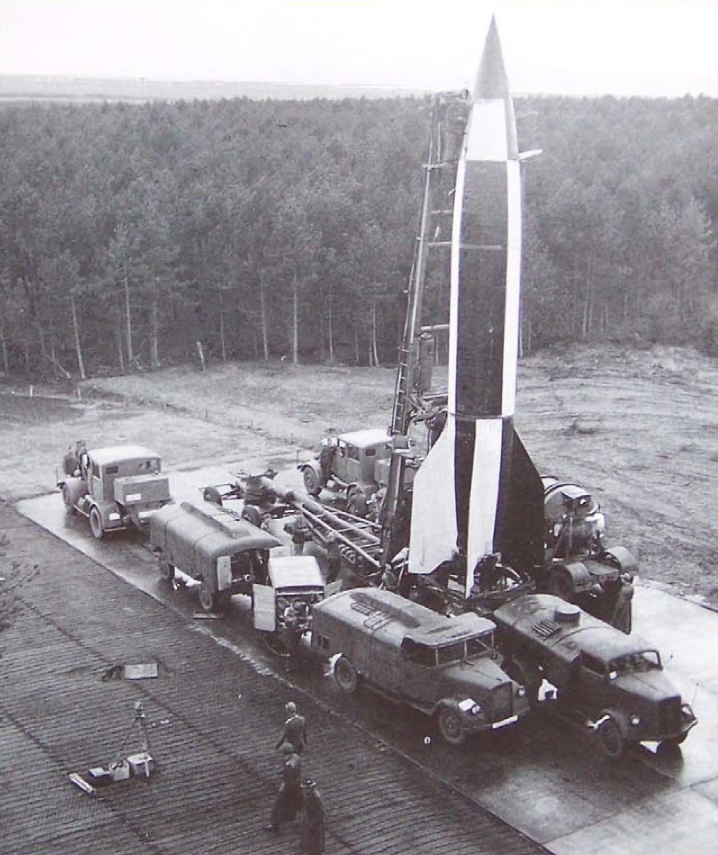 1945. V-2 rakéta kilövésre készen Cuxhavenben, Németország. A britek által elfoglalt támaszponton kísérleti céllal a háború vége után lőtték ki a megmaradt rakétákat..jpg