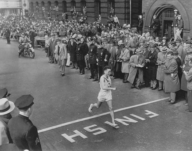 1951. Boston Marathon. A japán Hiroshina túlélő Shigeki Tanaka érkezik elsőként a célba. A tömeg halk döbbenettel figyelte, semmi ováció, vagy hangos szó. Hátborzongató volt..jpg