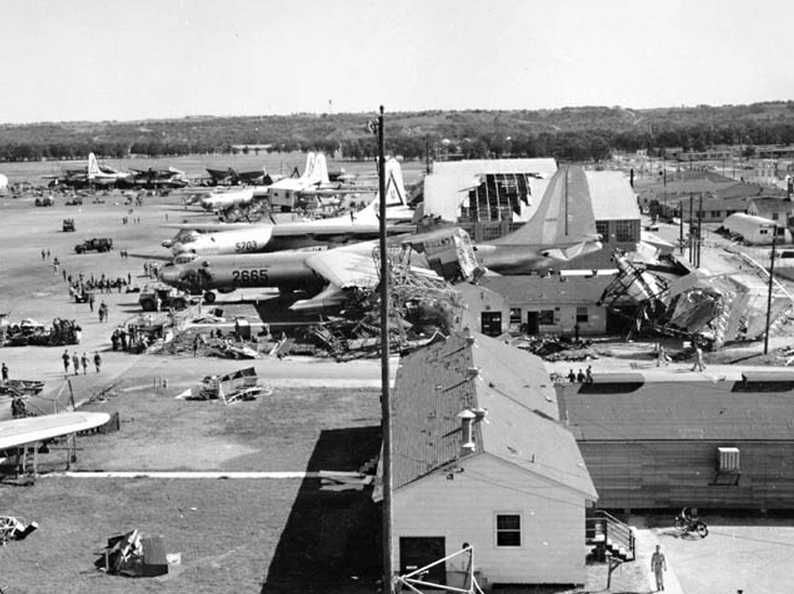 1952. Hihetetlen erejű tornádó csapott le a Carswell Légibázisra. 95 repülőgép rongálódott meg. A szemtanúk szerint a gépek, mint üres tejesdobozok repkedtek2..jpg