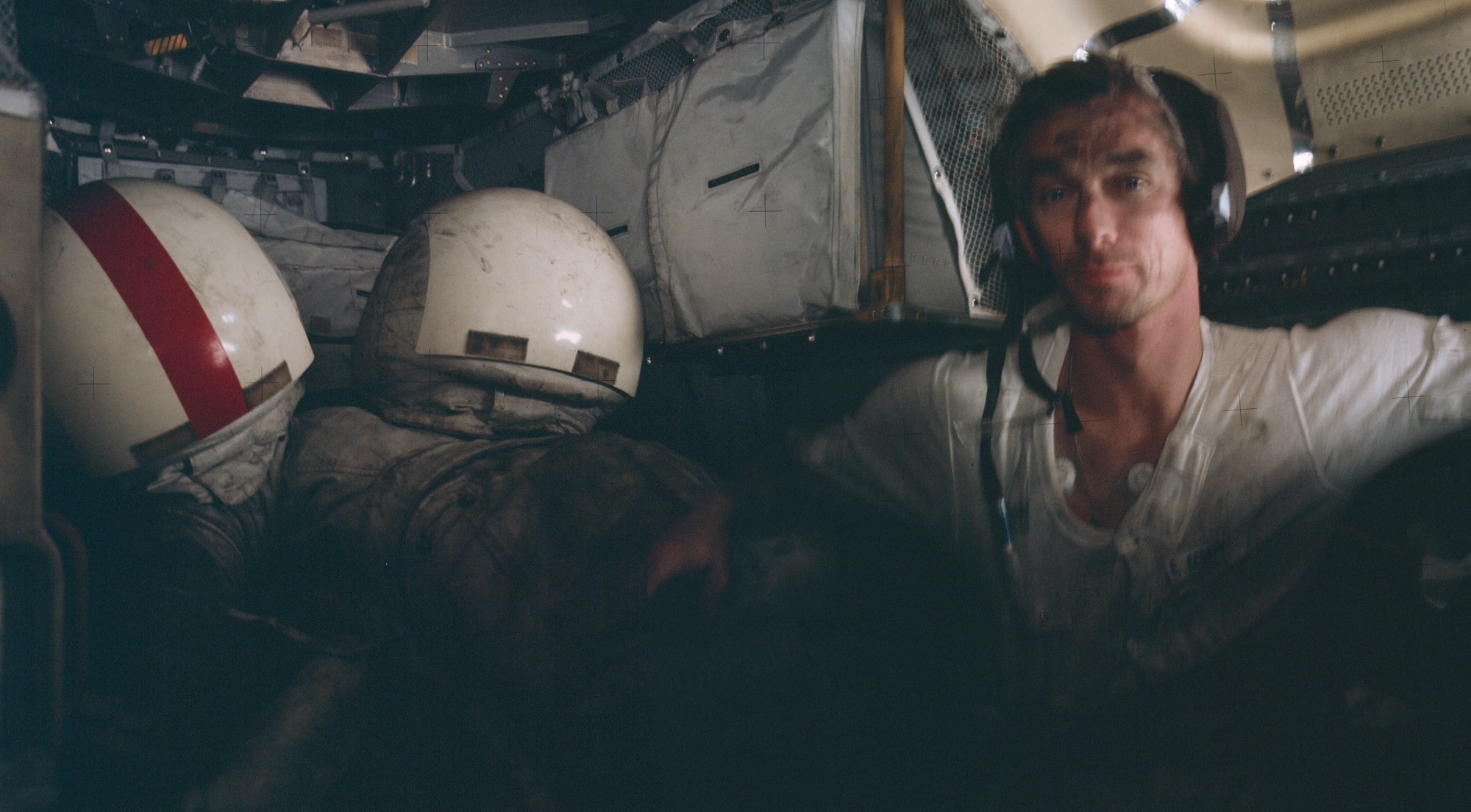 1972. Eugene Cernan az Apollo 17 űrhajósa holdkompban az űrséta után. Por van odafent....jpg