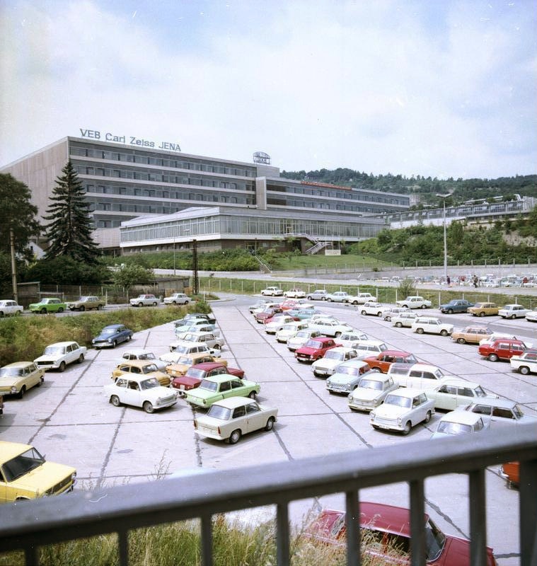 1978. Carl Zeiss művek parkolója Jena,Kelet-Németország_cr.jpg