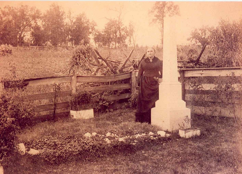 1882 körül. Jesse Jmese anyja meggyilkolt fia sírjánál. James a kései vadnyugat leghíresebb banditája volt. Bandatársa ölte meg vérdíjért..jpg