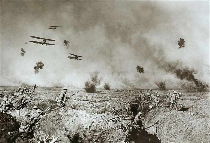 1916 körül. Harci repülőgépek belga lövészárkok fölött.jpg