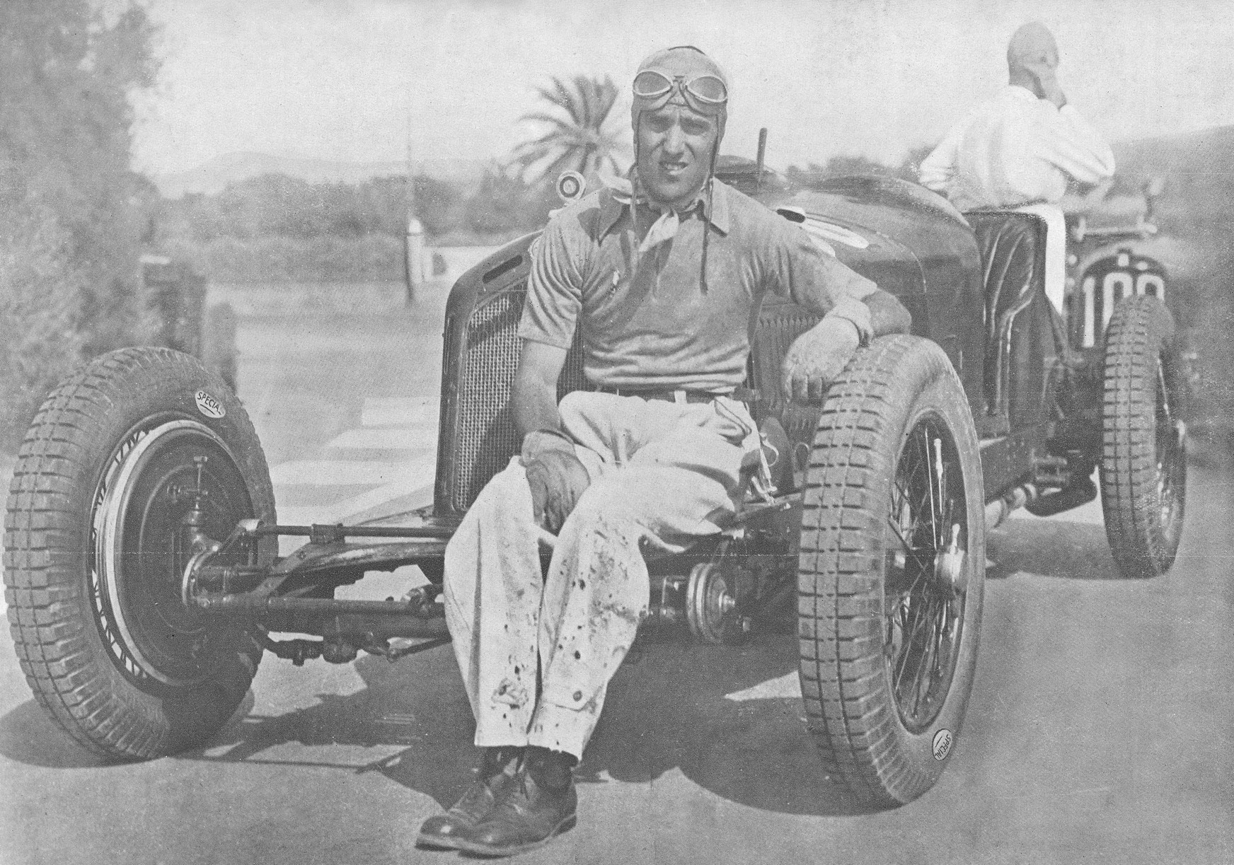 1931. Tazio Nuvolari és Alfa Romeo 2300 8C-je, Livorno, Olaszország. 1932-ben lett Grand Prix győztes, Európa-bajnok..jpg