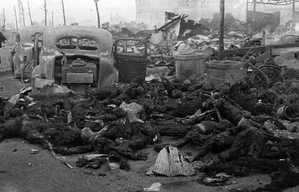 1945. Március. Tokió gyújtóbombázása után elszenesedett civilek az utcákon..jpg