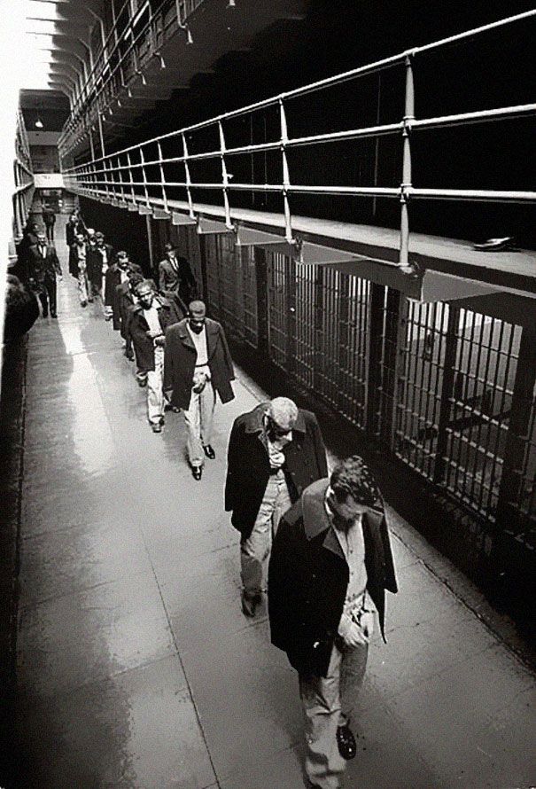 1963. Az utolsó foglyok hagyják el az Alcatrazt a bezárásakor.jpg