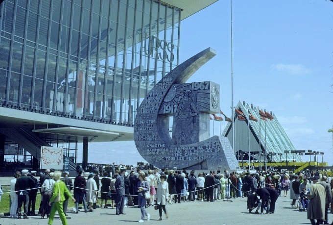 1967. Hosszú sor kígyózik a szovjet pavilon előtt a montreali világkiállításon..jpg