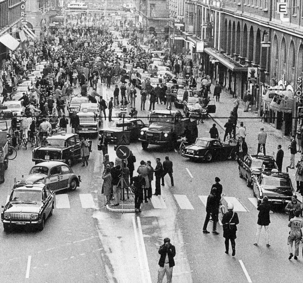 1967. Svédországban 1967-ben tértek át a jobb oldali közlekedésre. A szabályváltozás napján reggel ez történt..jpg