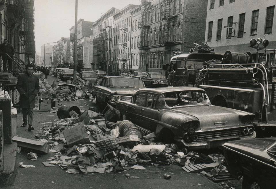 1968. New York-i szemétszállítók sztrájkja. A 9 nap alatt elképesztő mennyiségű szemét gyűlt össze az utcákon..jpg