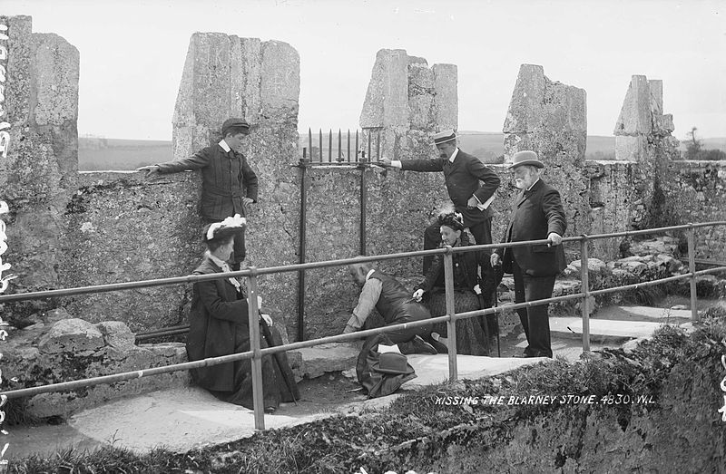 1897. A Blarney Stone megcsókolása. A legenda szerint aki az ír kastélyban lévő követ megcsókolja, az ékesszóló lesz..jpg